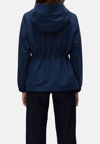 Veste légère bleu marine avec capuche et taille élastique. Caractéristiques d'une texture douce et de manches longues, conçue pour un ajustement décontracté.