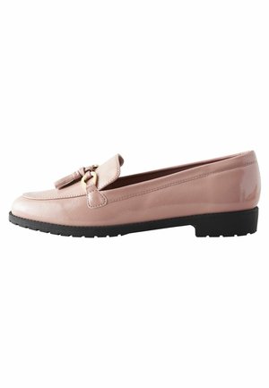 Mocassin loafer en cuir rose avec un orteil arrondi, un gland décoratif, des finitions en métal doré et une semelle plate en caoutchouc noir.