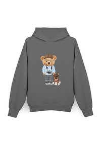 Szara bluza z kapturem z nadrukiem przedstawiającym kreskówkowego niedźwiedzia w okularach i czapce, stojącego obok małego brązowego psa. Niedźwiedź trzyma aparat i ma na sobie jasnoniebieską koszulę.