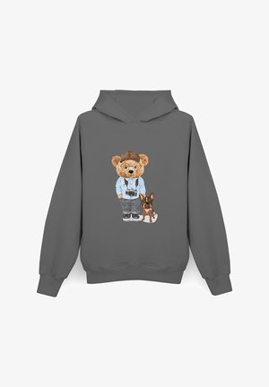 Szara bluza z kapturem z nadrukiem przedstawiającym kreskówkowego niedźwiedzia w okularach i czapce, stojącego obok małego brązowego psa. Niedźwiedź trzyma aparat i ma na sobie jasnoniebieską koszulę.