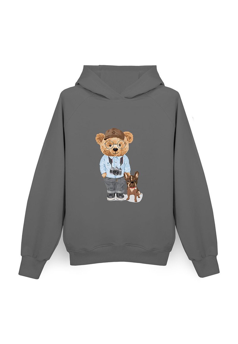Szara bluza z kapturem z nadrukiem przedstawiającym kreskówkowego niedźwiedzia w okularach i czapce, stojącego obok małego brązowego psa. Niedźwiedź trzyma aparat i ma na sobie jasnoniebieską koszulę.