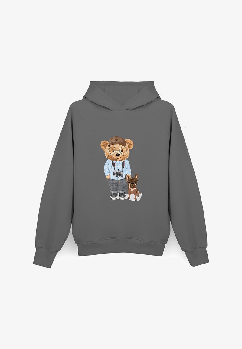 Szara bluza z kapturem z nadrukiem przedstawiającym kreskówkowego niedźwiedzia w okularach i czapce, stojącego obok małego brązowego psa. Niedźwiedź trzyma aparat i ma na sobie jasnoniebieską koszulę.