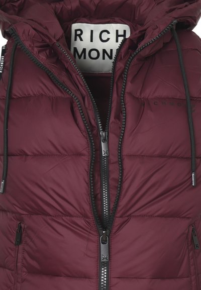 Giacca a vento bordeaux con zip nere, lacci e etichetta del marchio "Richmond" all'interno del colletto e nella zona del petto.