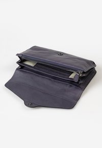 Portafoglio in pelle viola scuro, con un compartimento con zip, diverse fessure per carte, texture liscia e chiusura a scatto.