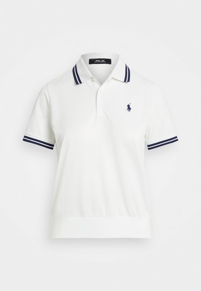 Biele polo tričko s krkom a manžetami v námorníckej pruhovanej farebnej kombinácii; na ľavej strane hrude obsahuje malé námornícke logo. Hladká textúra a krátke rukávy.