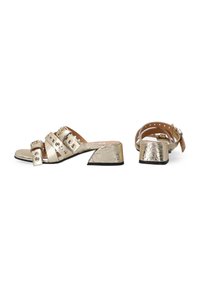 Gouden metalen haksandalen met een ontwerp van drie banden, voorzien van gespen en studs. Krokodillenstructuur op de bovenkant en blokhak.