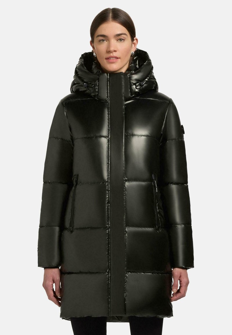 Černá péřová bunda s lesklým povrchem, oversize kapucí a prošívaným designem. Obsahuje zipové postranní kapsy a dlouhé rukávy.