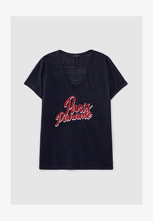 Granatowy T-shirt z krótkim rękawem i dekoltem w serek z czerwonym i białym napisem "Paris Paname" na środku przodu.