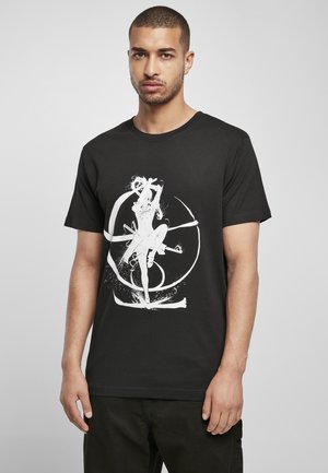 Svart bomull t-skjorte med en kontrasterende hvit grafisk design av en figur innen sirkulære elementer. Korte ermer, rund hals.