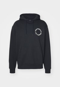 Sweat à capuche noir en mélange de coton, doté d'une poche kangourou à l'avant et de cordons de serrage. Comprend un logo circulaire blanc avec le nom de la marque sur la poitrine.