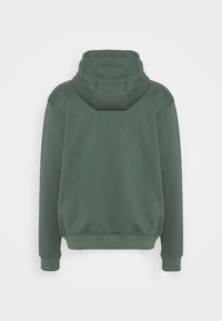 Felpa verde scuro con cappuccio regolabile, polsini e orlo a costine. Tessuto liscio, design minimale, con una tasca a marsupio.
