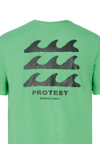 Groene t-shirt met een zwart golfontwerp en de tekst "PROTEST SINCE 1993" op de achterkant. Glad materiaal met een casual snit.