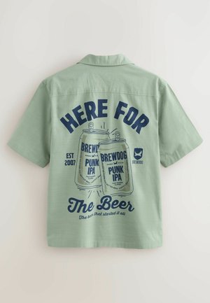 Svetlozelená košeľa s krátkym rukávom s modrou grafickou potlačou plechoviek piva a textom: "PRIŠIEL SOM KVÔLI PIVU" a "BREWDOG PUNK IPA."