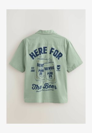 Hellgrünes Kurzarmhemd mit einem blauen Grafikdesign von Bierdosen und dem Text: "HIER FÜR Das Bier" und "BREWDOG PUNK IPA."