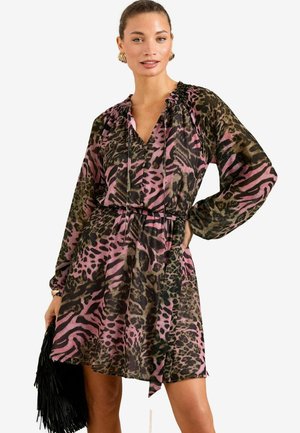 Röda klänning med leopardtryck i nyanser av rosa, grönt och svart. Har långa ärmar, V-ringning, dragsko i midjan och en flödande kjol.