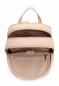 Ronde rugzak van zacht beige leer, voorzien van twee met rits afsluitbare vakken en een binnenzak met rits. Glad oppervlak en minimalistisch ontwerp.