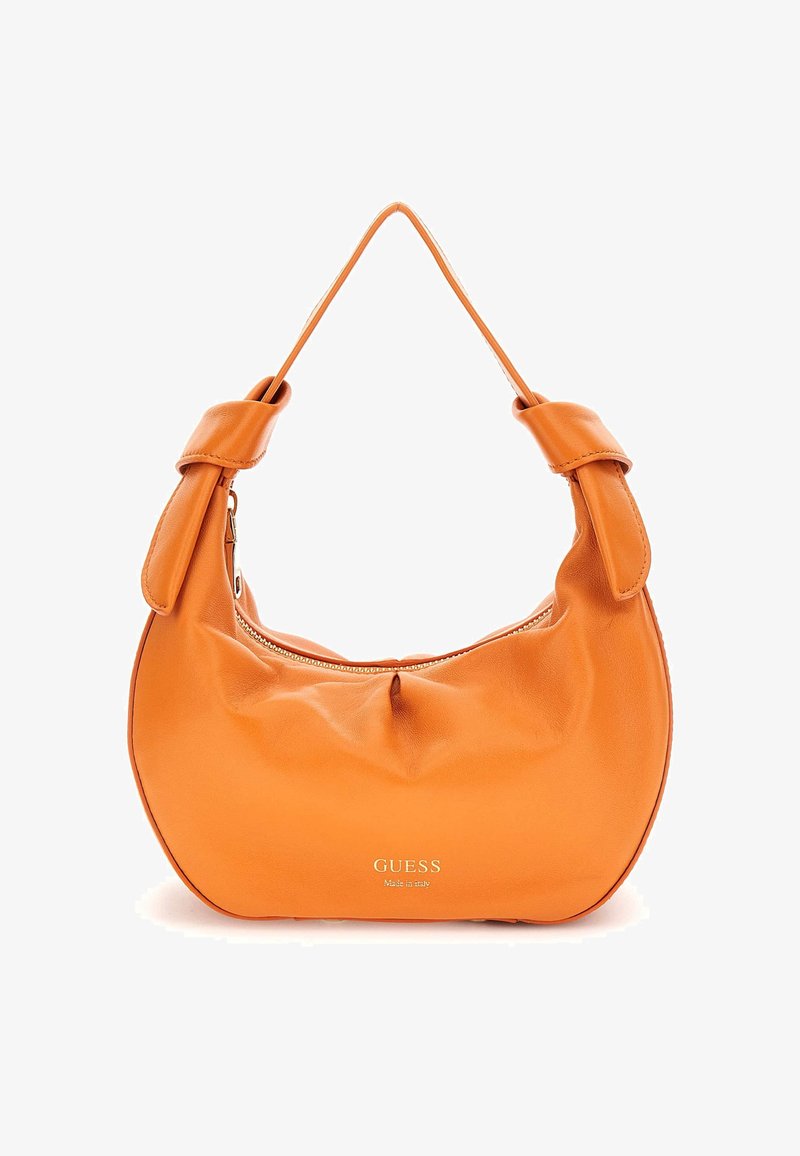 Oranje leren handtas met een zachte, gebogen vorm, een gladde textuur en een ritssluiting. Voorzien van een geknotte handgreep en een gouden logo-detail.