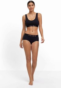 Zwart bijpassend beha- en slipsetje gemaakt van gladde stof. De beha heeft brede bandjes en een logo; de slip heeft een mid-rise ontwerp met logo.