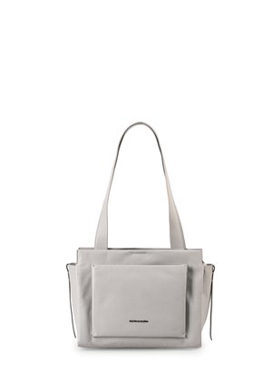 Borsa tote in pelle grigio chiaro con manici lunghi e una grande tasca frontale, design minimalista e piccolo logo del marchio nero.