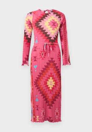 Robe rose à manches longues en maille côtelée avec des motifs géométriques rouges, jaunes, bruns et bleus, un lien à la taille, et un petit détail d'ouverture en forme de goutte dans le dos.