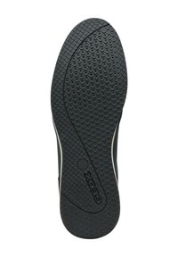 Sole nera di scarpa con motivo a diamante testurizzato e logo "GEOX" vicino all'area del tallone, su uno sfondo bianco.