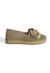 Lichtbruine espadrille met een mesh bovenkant, bloemenpatroon en een gevlochten jute tussenzool. Zachte textuur en ronde neusdesign.