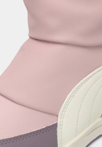 Hoge sneakers met een gladde roze bovenkant, een rubberen witte accent en een textuur van lavendel als basis. Tailor-made stikdetails zichtbaar.