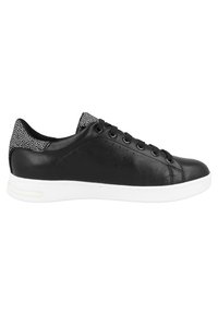 Sneaker in pelle nera con suola bianca, caratterizzato da una punta arrotondata, lacci piatti e un accento testurizzato nero sul retro. Design perforato sui lati.