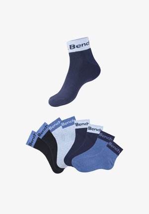 Acht Paare Crew-Socken in verschiedenen Blau-, Schwarz- und Grautönen, mit kontrastierenden Bündchen, die das "Bench"-Logo zeigen. Material aus Baumwollmischung.