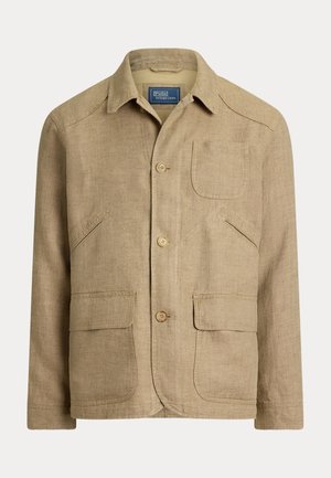 Beige hørjakke med krave, tre knapper foran og fire lommer — en brystlomme og tre lavere forlommer.