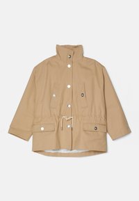 Chaqueta impermeable tan con cuello alto, botones a presión, cintura elástica y dos bolsillos frontales. Cuenta con detalle de cordón en la cintura.