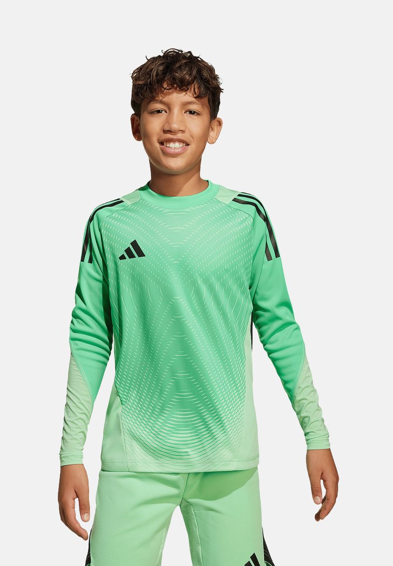 Maglietta sportiva verde a maniche lunghe con un motivo testurizzato e dettagli neri. Include il logo Adidas sul petto.