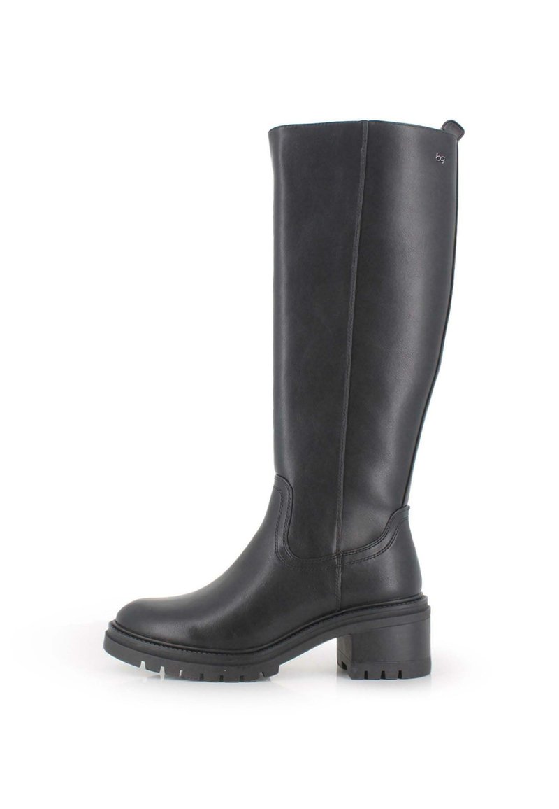 Bota negra hasta la rodilla hecha de cuero suave, con puntera redonda, tacón cuadrado y costuras mínimas para un diseño limpio. Suela texturizada para mayor agarre.