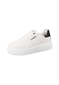 Sneakers bianchi in pelle con accenti neri sul tallone, punta rotonda, suola piatta bianca e cuciture decorative. Presentano un classico design con allacciatura.