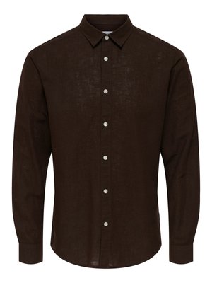 Chemise marron foncé à manches longues avec boutons blancs, col pointu et ourlet droit.