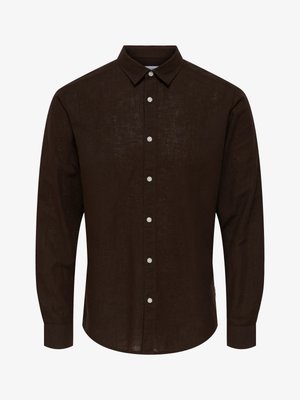 Chemise marron foncé à manches longues avec boutons blancs, col pointu et ourlet droit.