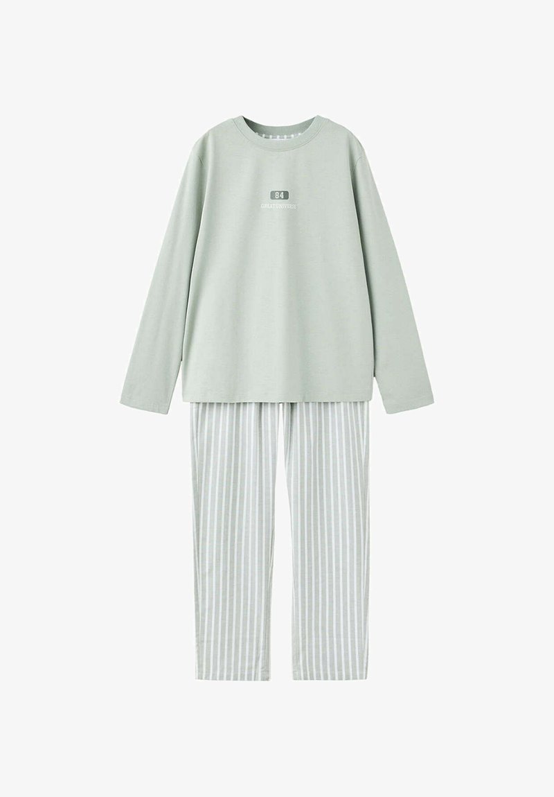 Haut à manches longues gris clair avec le texte "84" et pantalon à rayures verticales gris clair et blanc, présenté sur un fond blanc uni.
