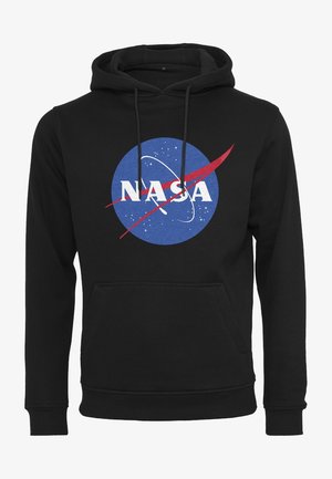 Zwarte hoodie met een groot cirkelvormig blauw NASA-logo, voorzien van witte letters en een rode swoosh, gemaakt van zachte stof, met een voorzak.