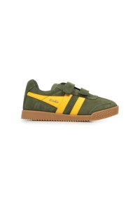 Zapatilla de ante verde con rayas diagonales amarillas, correas de Velcro y una suela de goma texturizada color caramelo. Logo lateral grabado en dorado.