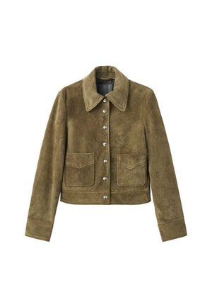 Olivgrüne Wildlederjacke mit Kragen, silbernen Druckknöpfen, zwei vorderen Taschen mit Klappen und einem verkürzten Design. Weiche Textur.