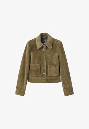Giacca di suede verde oliva con colletto, bottoni a pressione argento, due tasche frontali con patte e design accorciato. Texture morbida.