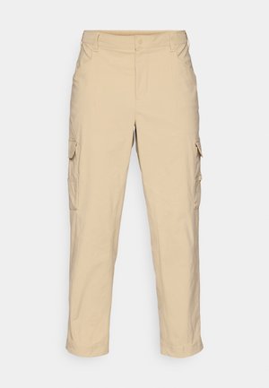 Beżowe spodnie cargo o prostych nogawkach, z dwoma bocznymi kieszeniami i zapięciem na guzik. Wykonane z lekkiego materiału.