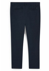 Pantalones slim-fit azul marino con bolsillos traseros de ojal y presillas para cinturón, mostrados de forma plana desde atrás sobre un fondo blanco.