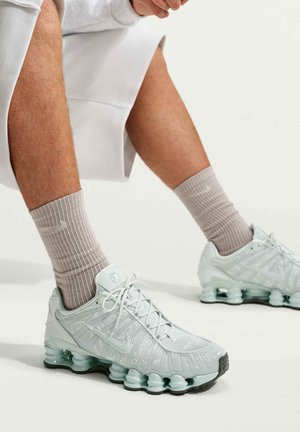 Nike Sportswear, NIKE SHOX TL CAMOFLASH SE - Sneaker low - light silver newsprint light silver-coloured