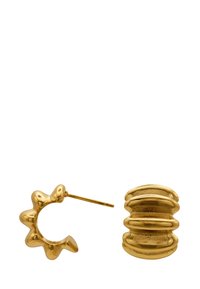 Gouden oorbellen met een textuur in de vorm van een stervormige ring en een geribbelde, cilindrische stud. Gladde afwerking met glanzende accenten.
