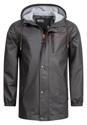 Chaqueta negra resistente al agua con un forro de capucha gris, puños elásticos, cordón ajustable y un bolsillo en el pecho con cremallera.