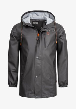 Waterdichte zwarte jas met een grijze capuchonvoering, elastische manchetten, verstelbare trekkoord en een ritszak op de borst.