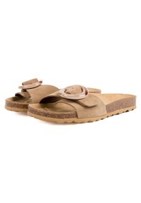 Sandales en suede marron avec une large sangle et une boucle beige circulaire. Semelle intérieure en liège texturé et semelle en caoutchouc avec un motif en vagues.