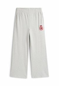 Lichtgrijze sweatpants met een elastische tailleband, zijzakken en een rood geborduurd logo op de linkerdij. Zacht, textuurstof.