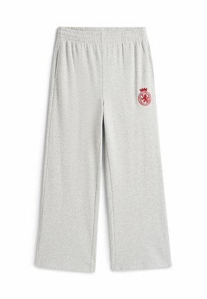 Pantalon de survêtement gris clair avec une taille élastique, des poches latérales et un logo brodé rouge sur la cuisse gauche. Tissu doux et texturé.